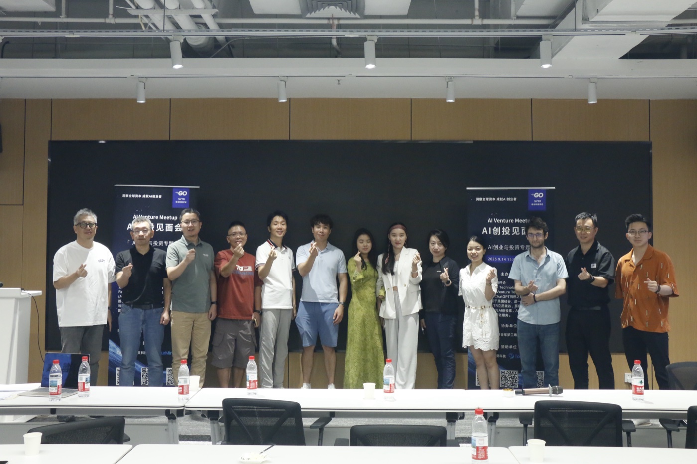 SVTR 深圳社区团队与参会者合影
