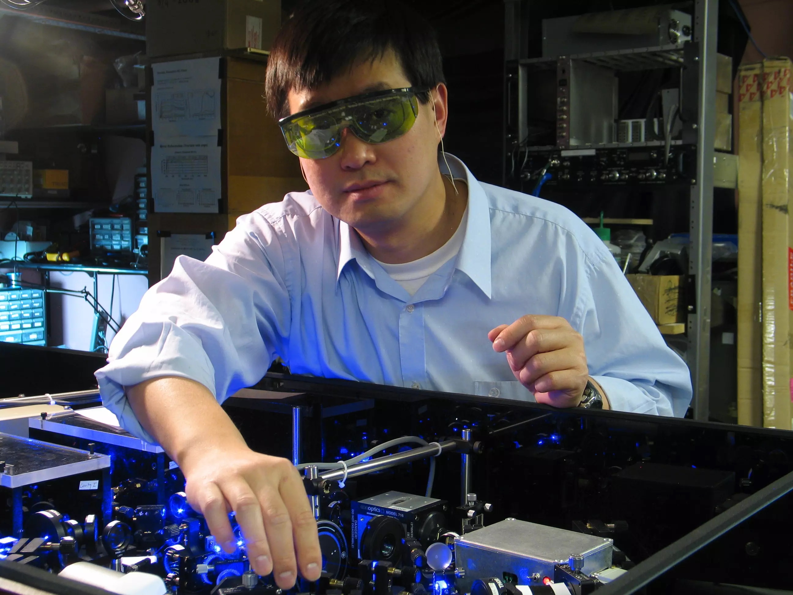 叶军在 JILA 实验室调试锶原子钟的激光系统。图:J. Burrus/NIST